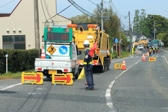 工事現場に警備員がいるのはなぜ？仕事内容から雇用する際の注意点を解説